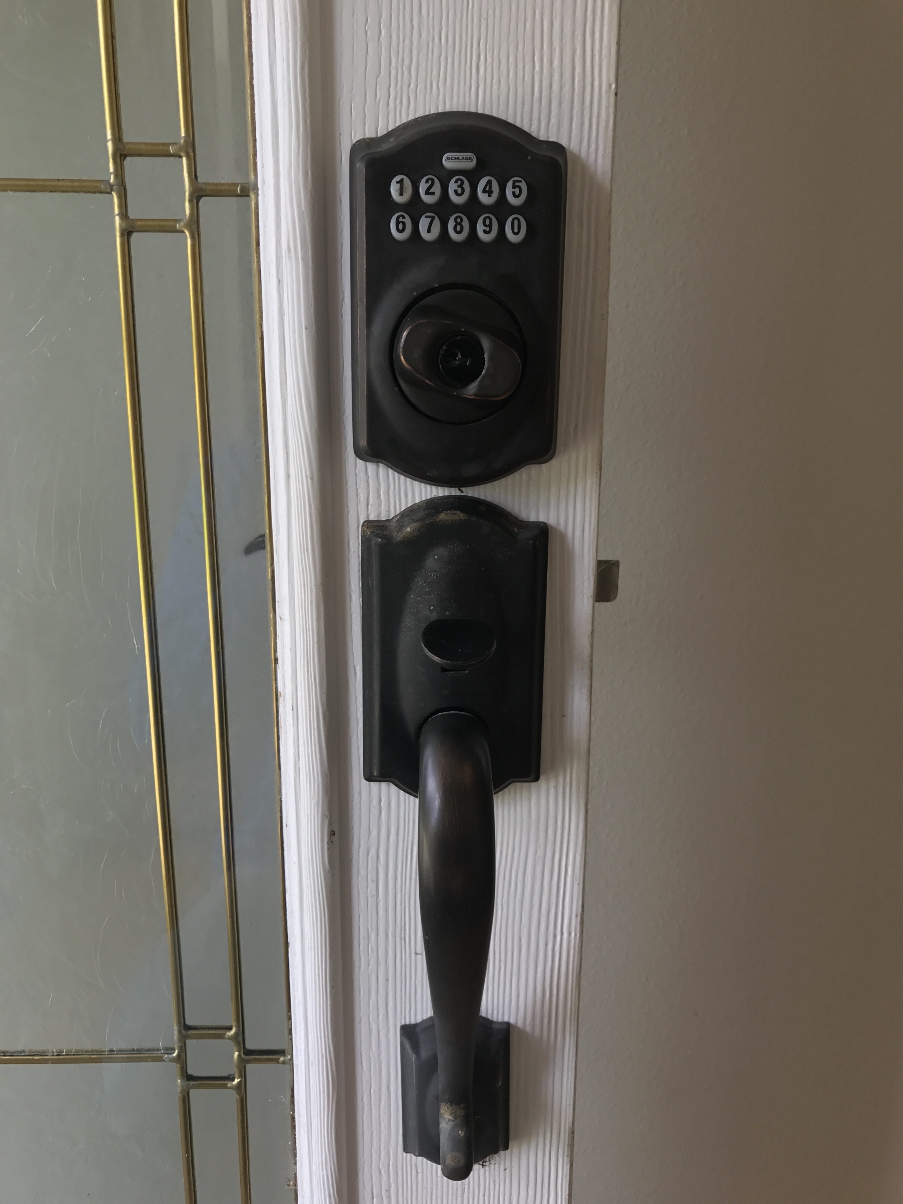 Cerradura de seguridad instalada en una puerta